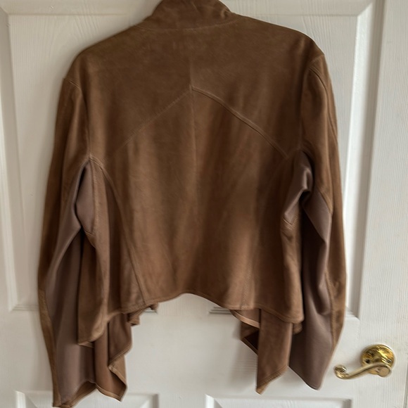 Lamarque luxurious soft suede, relaxed fit top. Size X. Light brown colour. - Picture 3 of 9